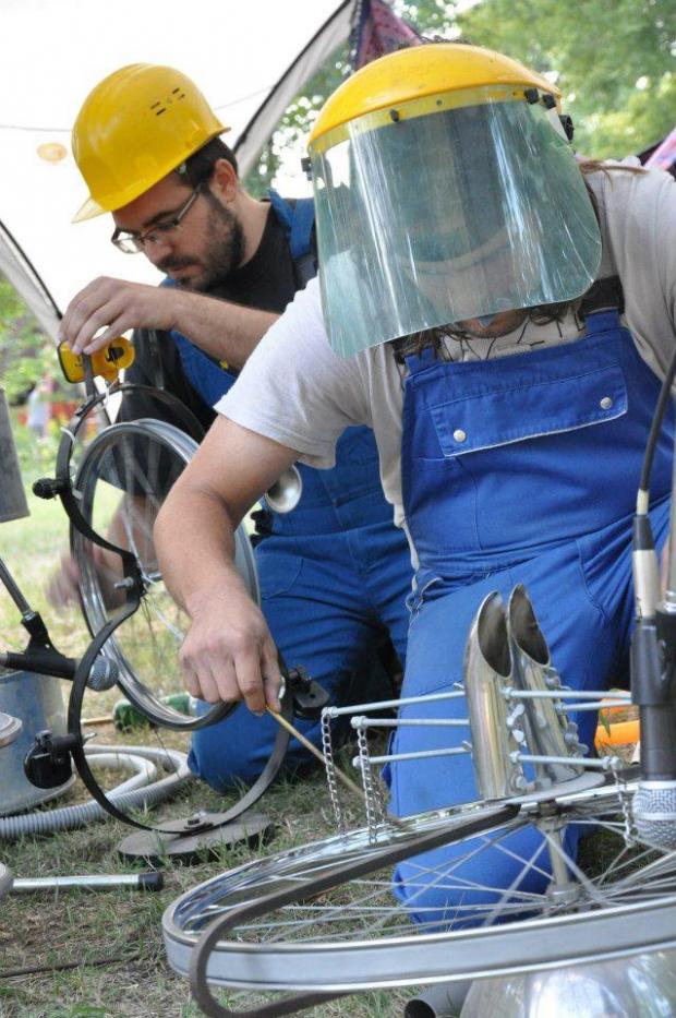 Az újrahasznosított anyagokból készült hangszereken játszó Recycled Band rendszeres fellépője a MÁK - Mozgalom az Átalakuló Kecskemétért rendezvényeinek. Az újrahasznosított anyagokból készült hangszereken játszó Recycled Band rendszeres fellépője a MÁK - Mozgalom az Átalakuló Kecskemétért rendezvényeinek.